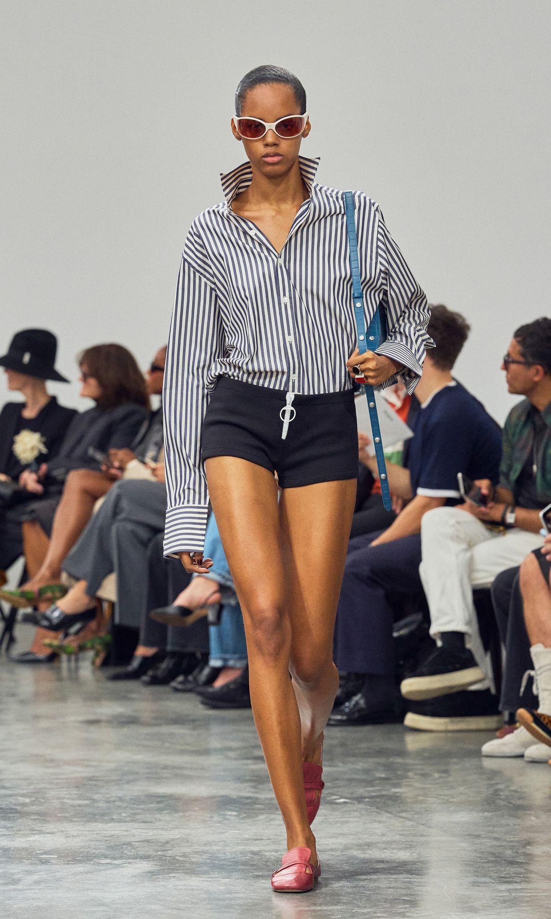 Courrèges vuelve a mirar al futuro, esta vez a todo color: así es la propuesta de Drew Henry, su nuevo director creativo