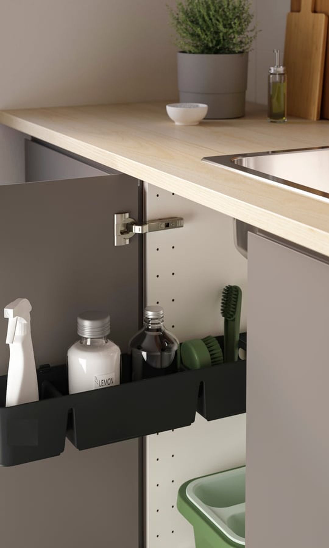 Armario bajo el fregadero de IKEA con productos limpieza 