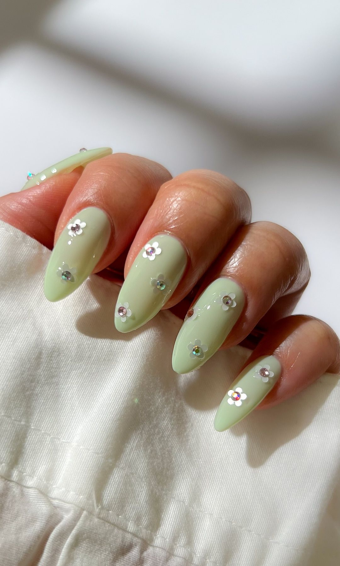 Manicura verde ment6a con flores de brillos