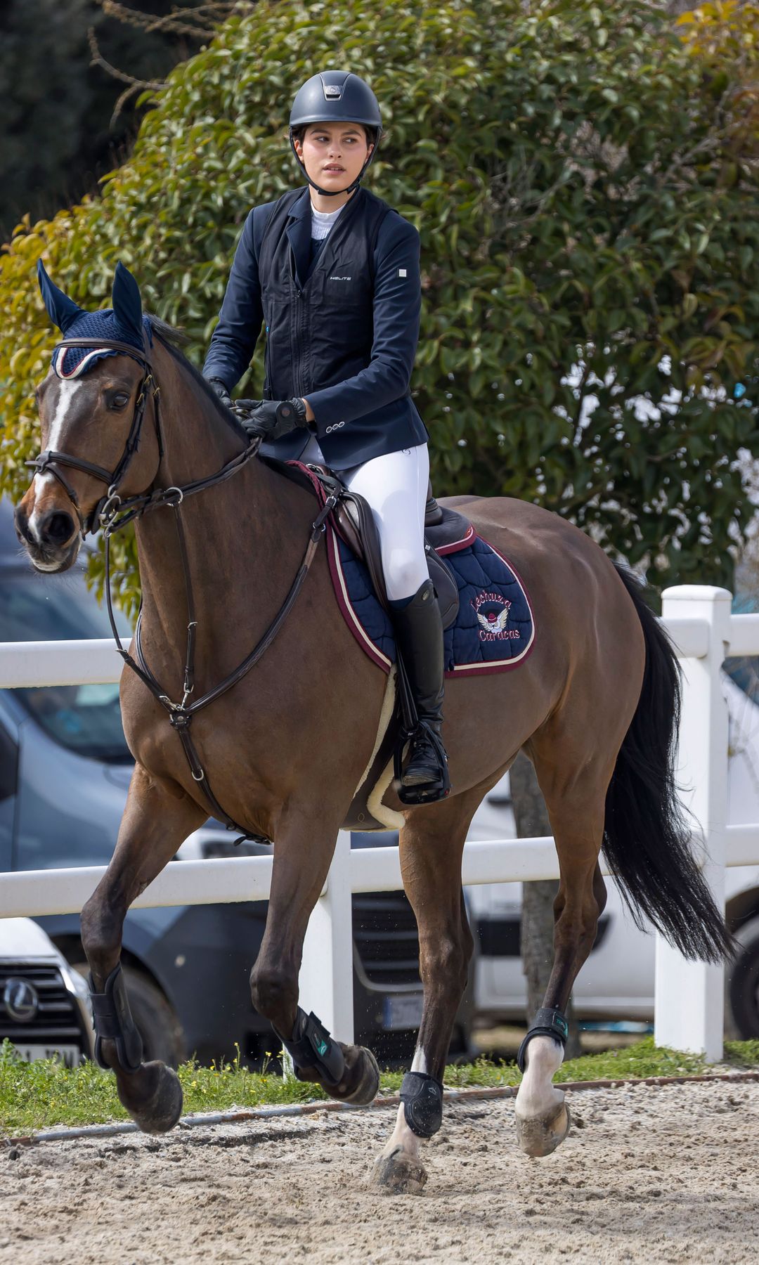 Las fotografías en las que se la ve saltando con su caballo "Furby", durante el concurso CSN2* RACE, y , fueron tomadas en el Club Race Hípica de Madrid