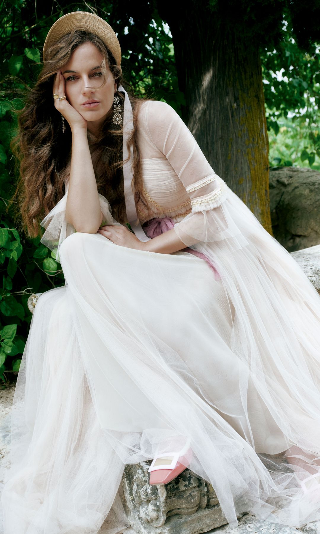 Guiño a Jane Austen: Cleo recrea la atmósfera de las novelas de la escritora inglesa con vestido, de Santos Costura; zapatos, de Roger Vivier; pendientes, de Barcena; anillos, de Suarez, y sombrero, de Mimoki