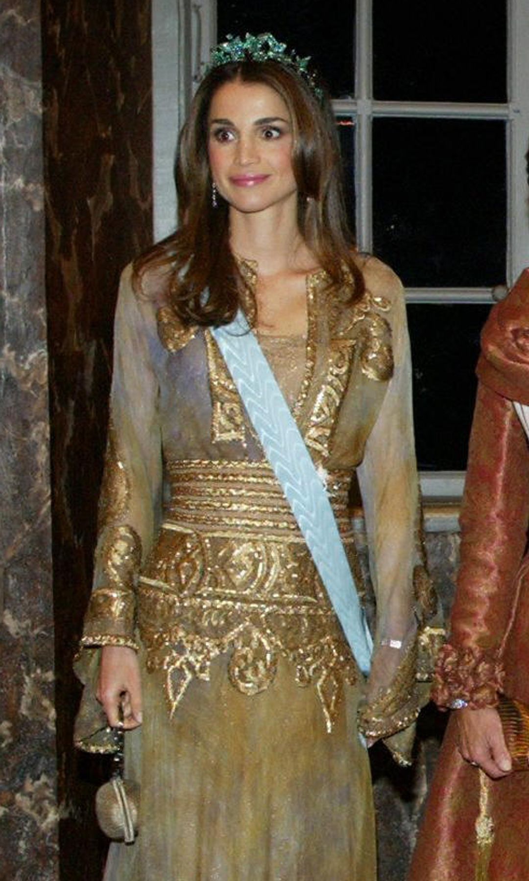 La primera vez que Rania de Jordania llevó su tiara de esmeraldas de Boucheron fue el 7 de octubre de 2003 en un banquete de Estado en el Palacio Real de Estocolmo.