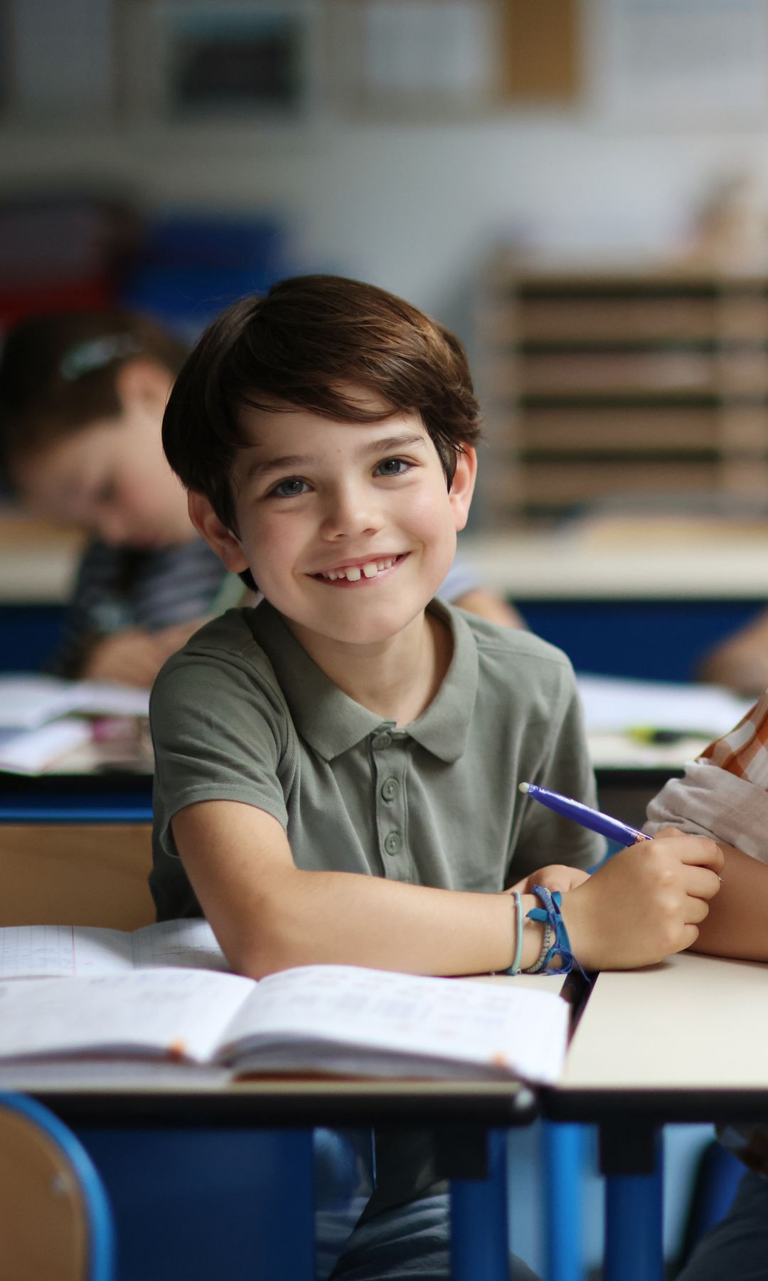 Niño feliz en clase