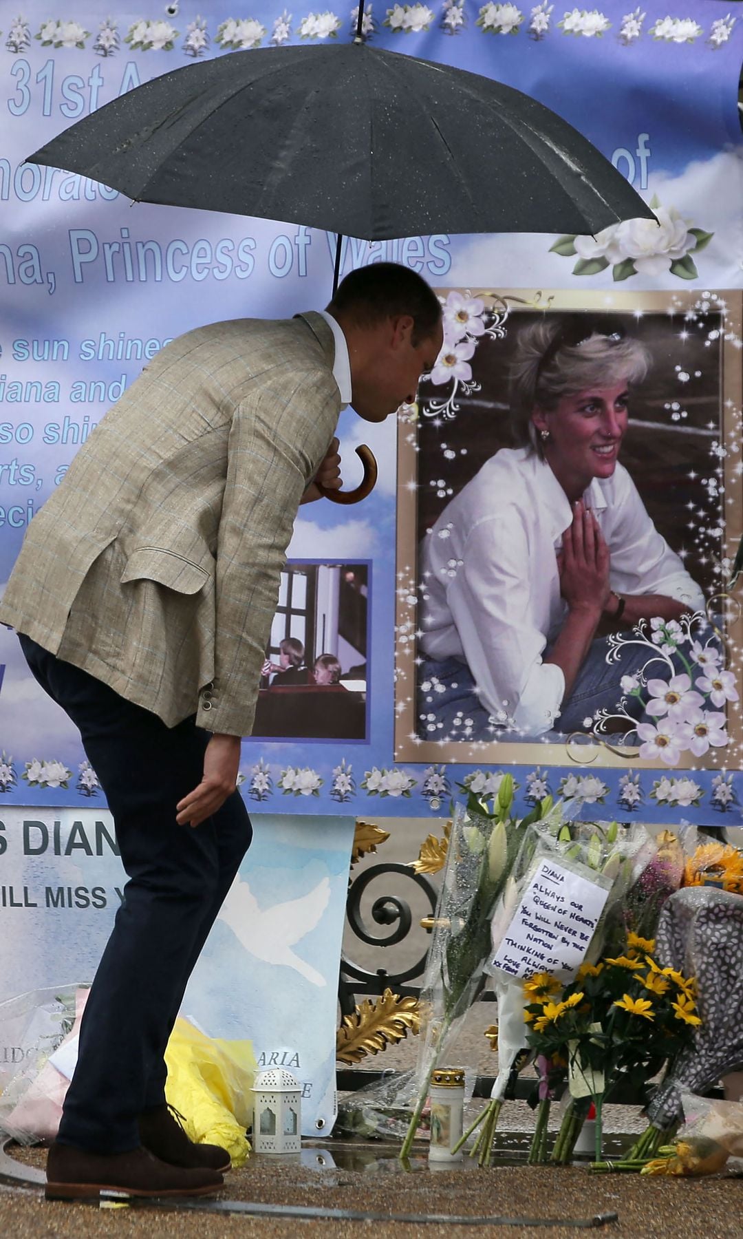El príncipe Guillermo por fuera del Palacio de Kensington observando los tributos que se habían depositado en recuerdo de su madre, Diana de Gales, cuando se cumplió el 20º aniversario de su muerte