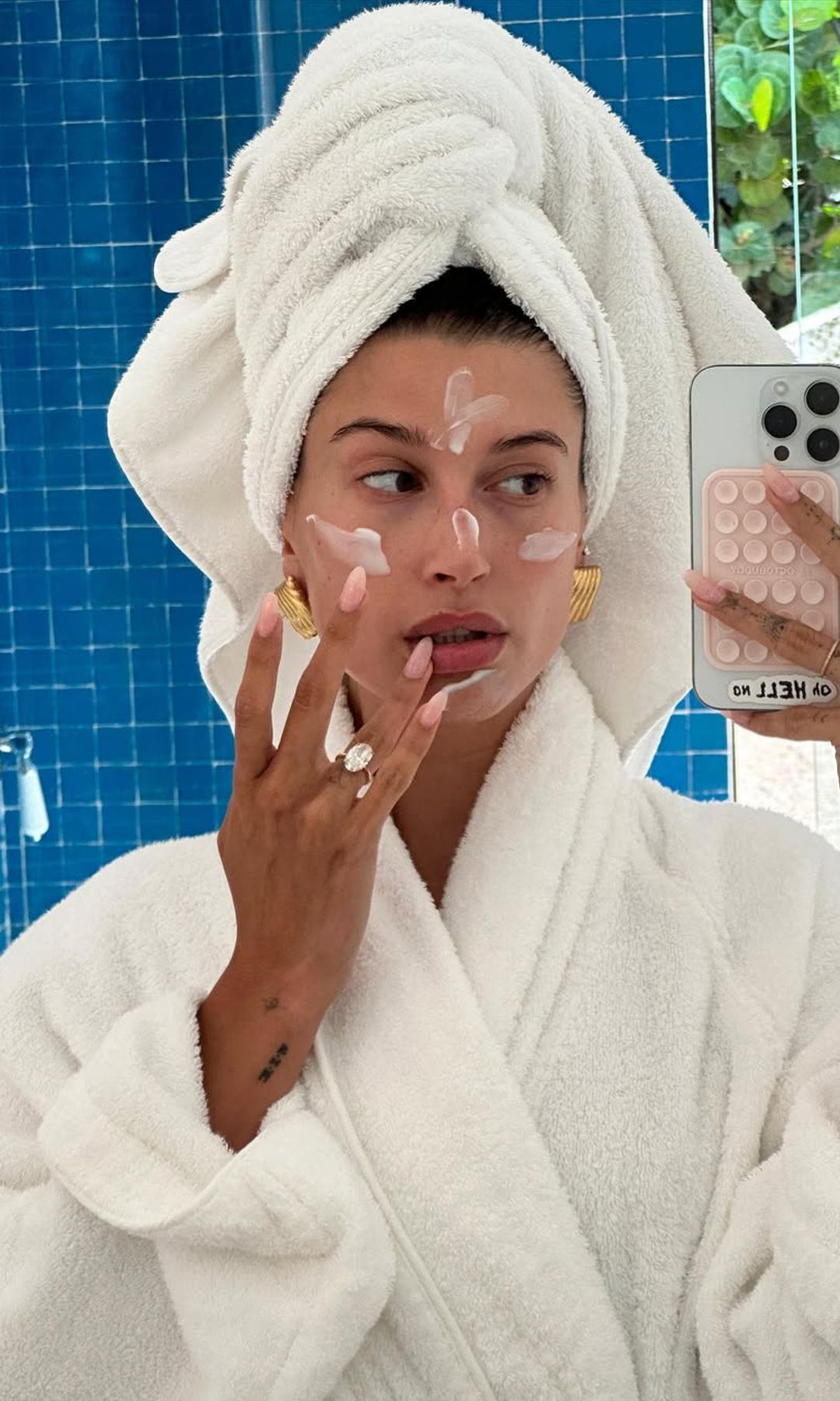 Hailey Bieber haciéndose su rutina de cuidado facial