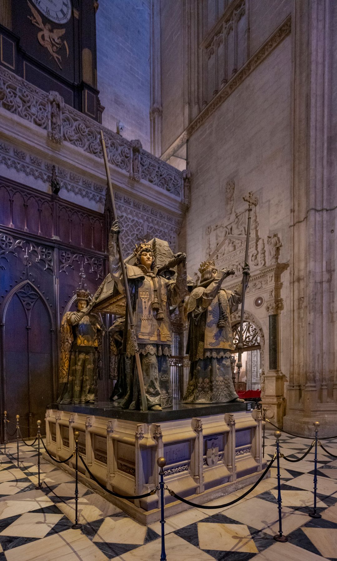 El sepulcro sevillano de Colón muestra su féretro sostenido por cuatro heraldos que representan a Castilla, León, Aragón y Navarra