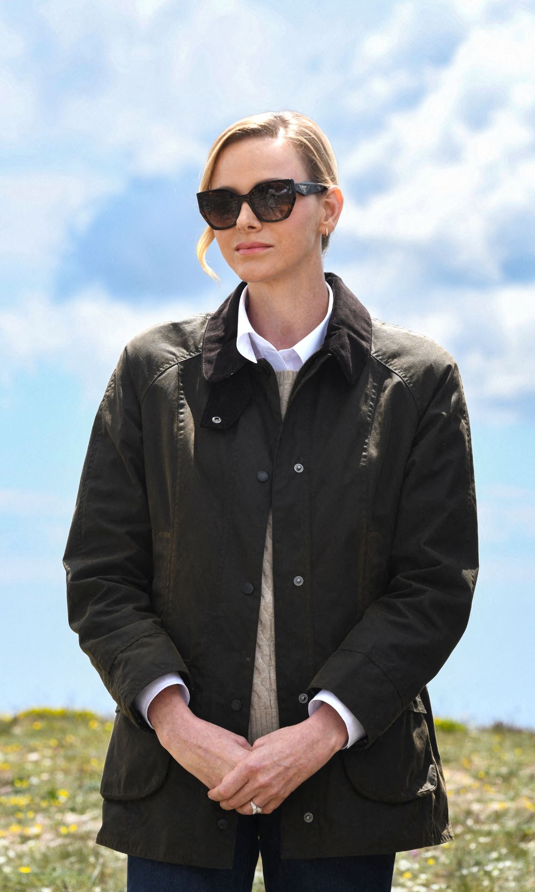 Charlene de Mónaco se rinde a la icónica chaqueta encerada de la realeza británica con un look casual impecable