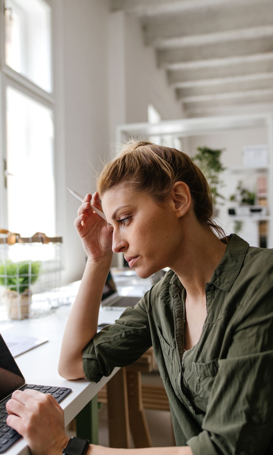 mujer trabajando frente al ordenador