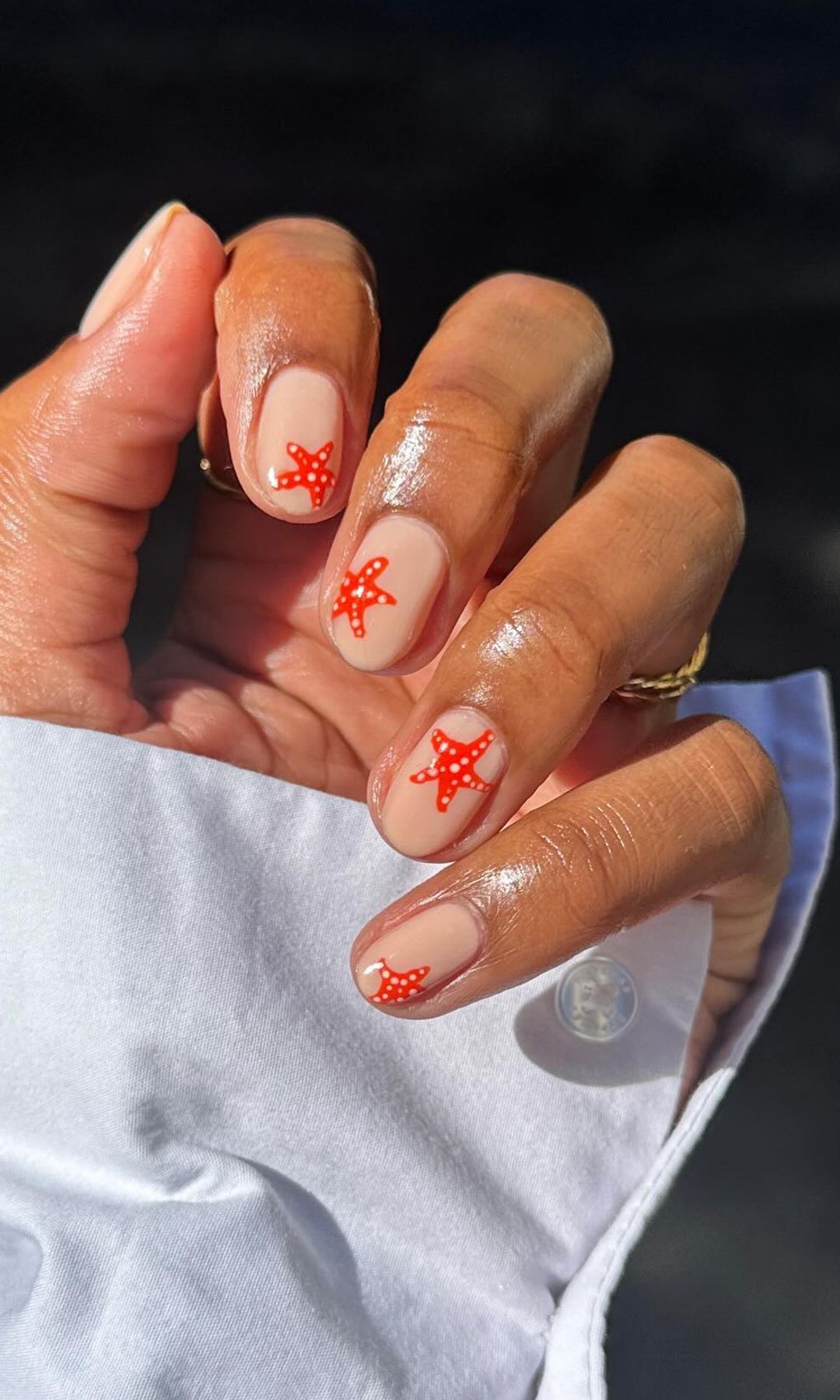 Manicura de estrellas marinas minimalista