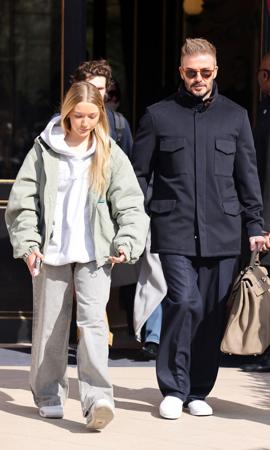 David Beckham y Harper Beckham saliendo de su hotel durante la Semana de la Moda de París Otoño/Invierno 2025/2026 el 08 de marzo de 2025 en París, Francia.