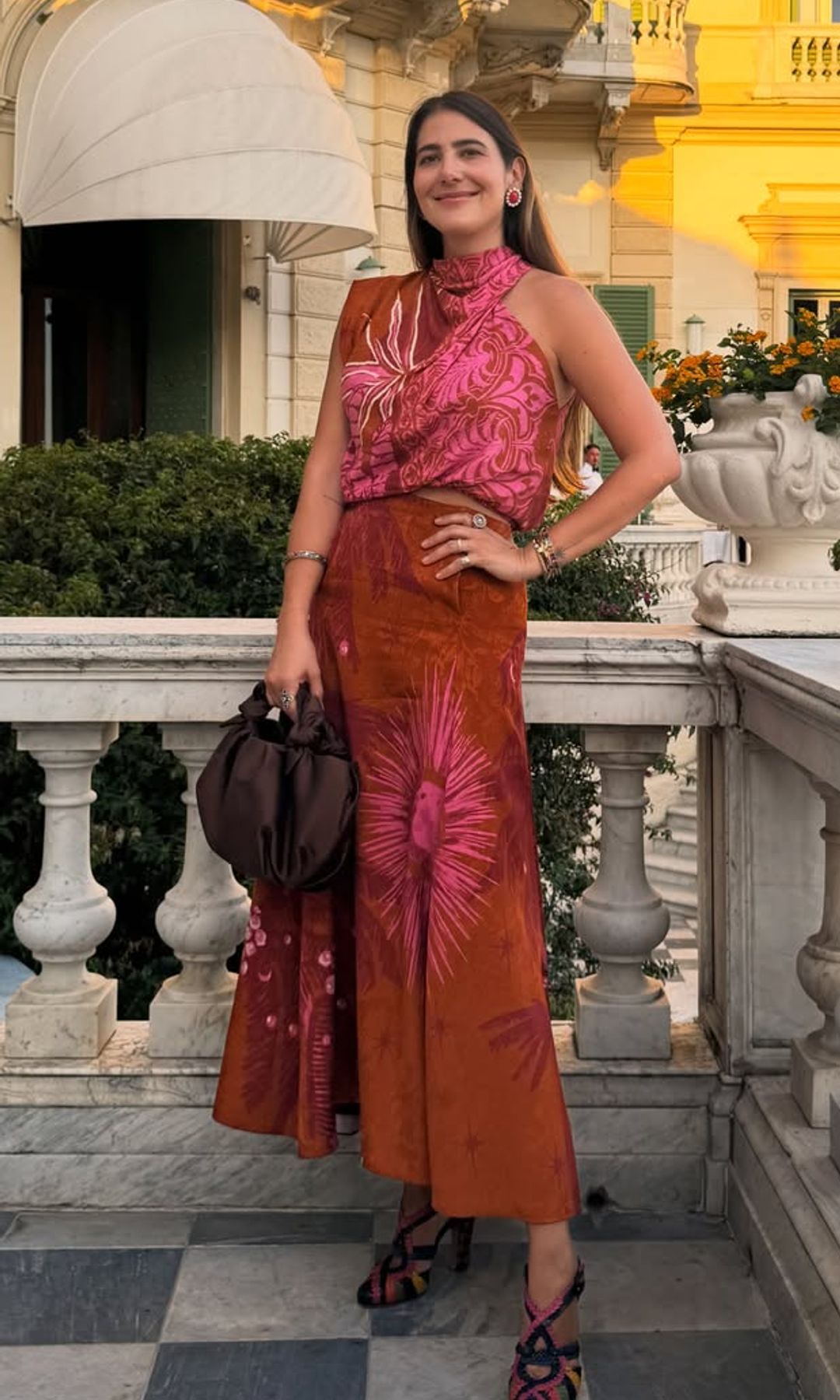 Karla Cova Villa con conjunto estampado de invitada en una boda