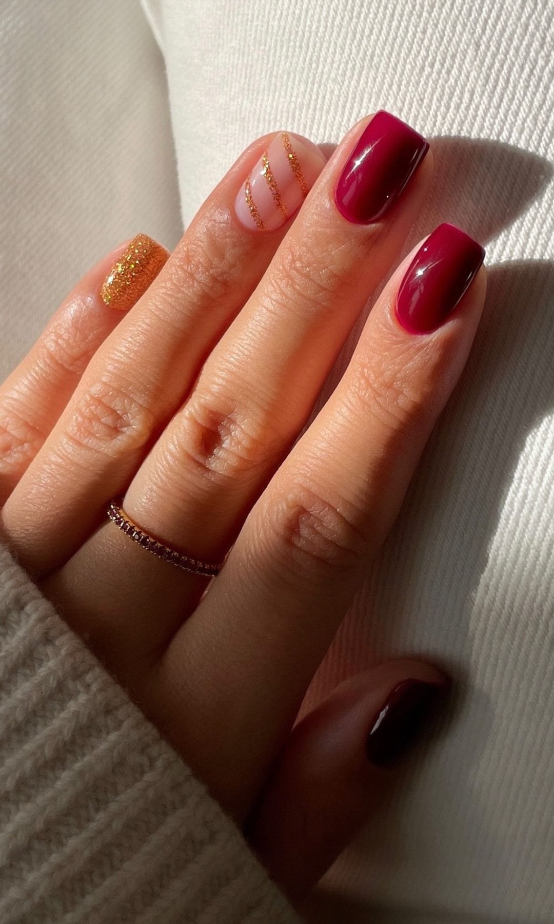 Manicura roja combinada con dorado