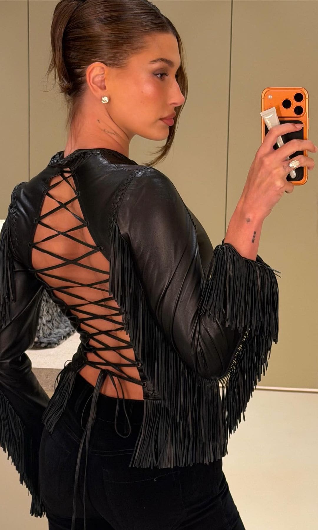 Hailey Bieber con top de cuero en la celebración de su 29º cumpleaños