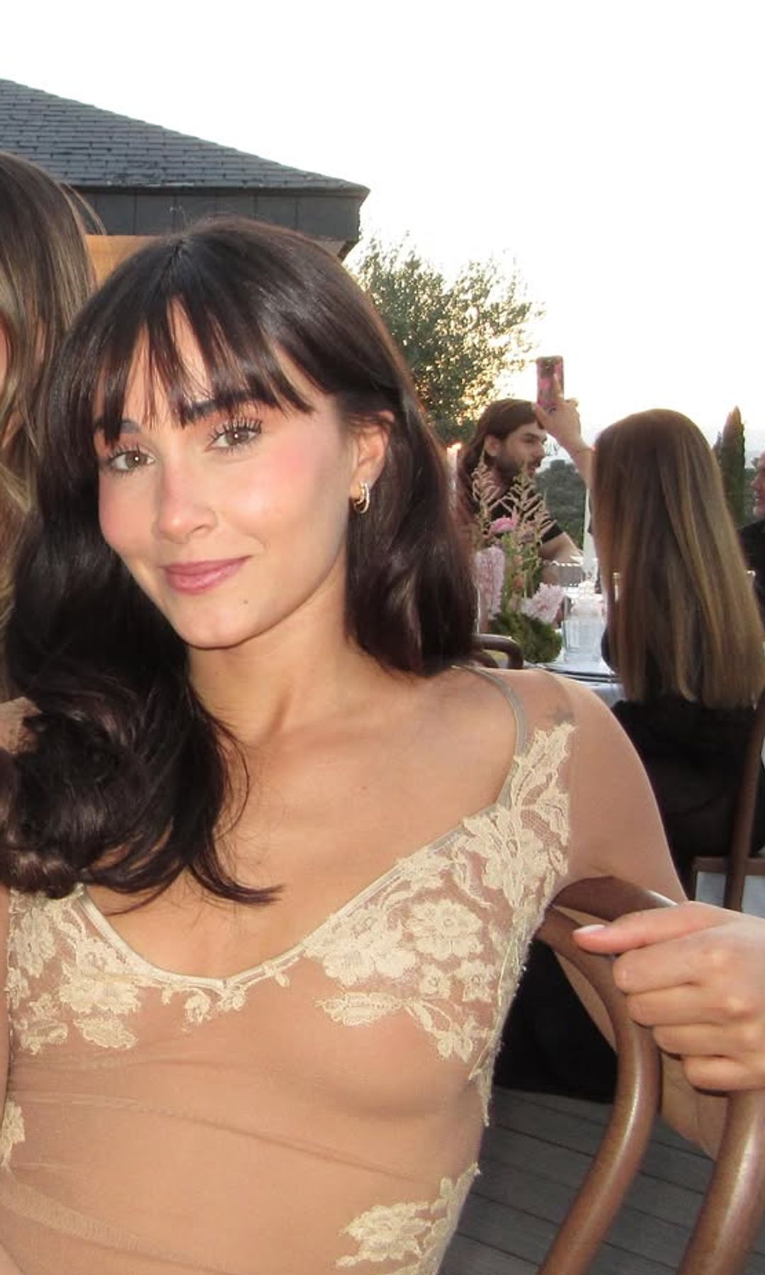 Maquillaje de noche de verano con piel luminosa, mejillas cálidas y ojos definidos