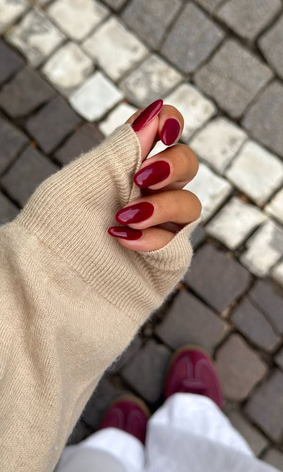 Manicura en color burdeos
