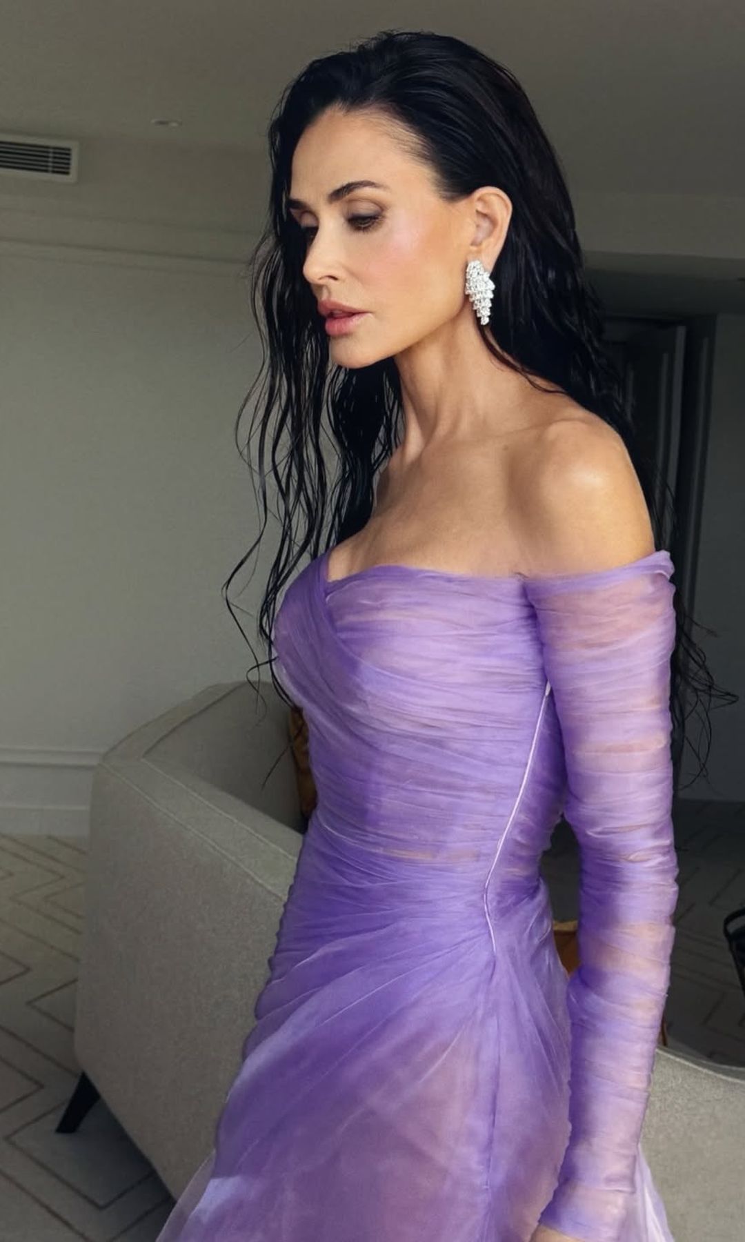 Tanto el cabello como la elección del look en Demi, le dieron un acabado con movimiento y personalidad. 