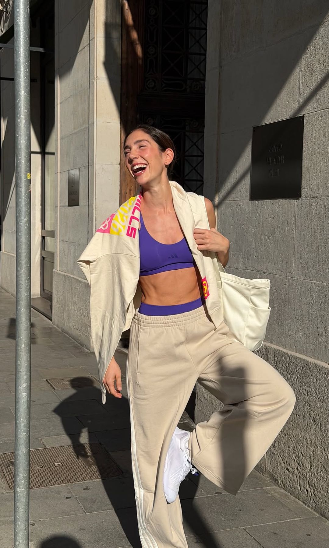 Celia Pedraza con ropa deportiva en la calle