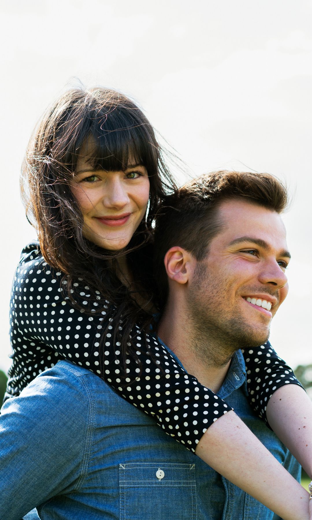 Pareja abrazada muy feliz