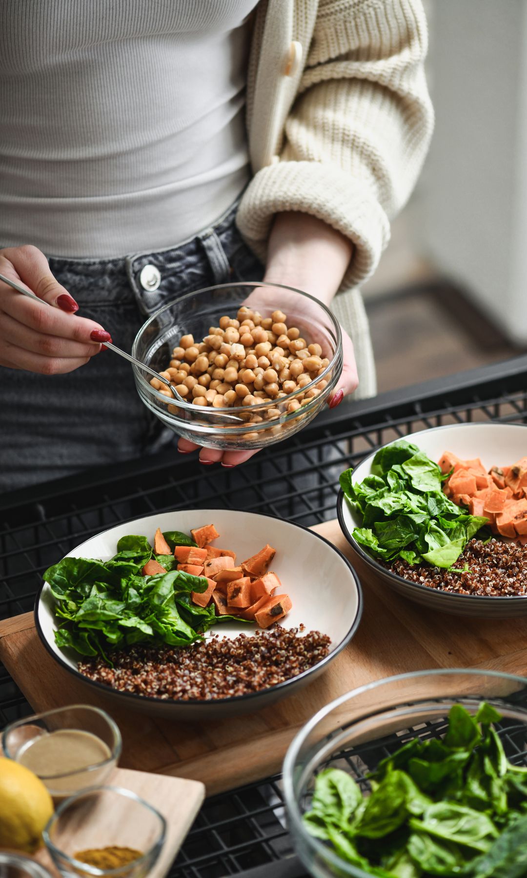 Una mujer preparando una receta saludable en la cocina