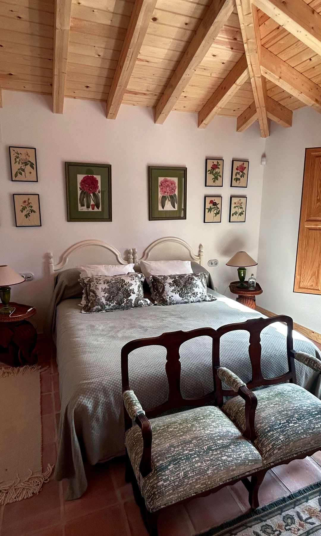 Plano general de mi cuarto de invitados. Los cabeceros son de @todocoleccion, las pantallas de lámparas de @detana_deco, las alfombras blancas de @zarahome y los cuadros con motivos florales son herencia de mi madre