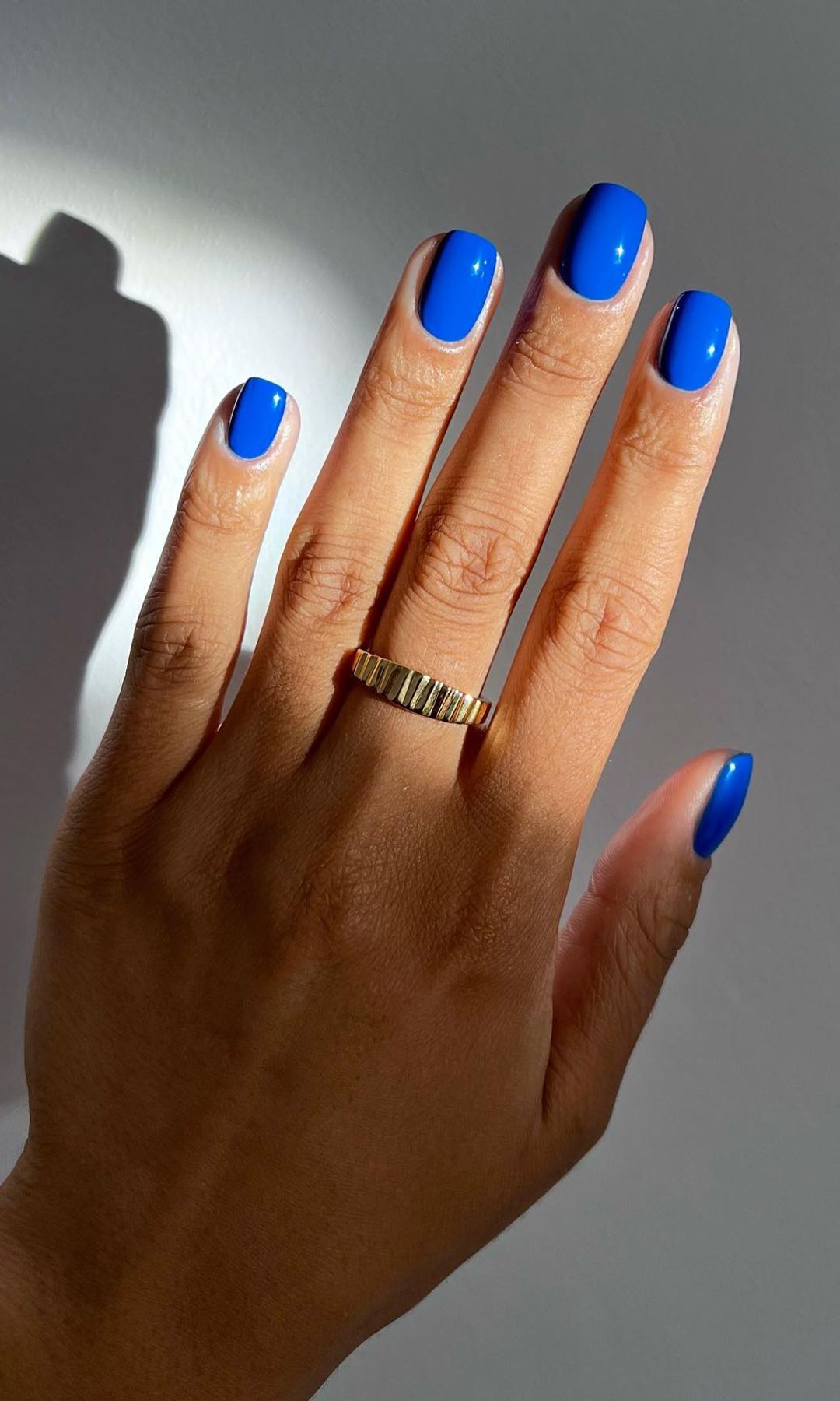 Manicura en azul eléctrico 