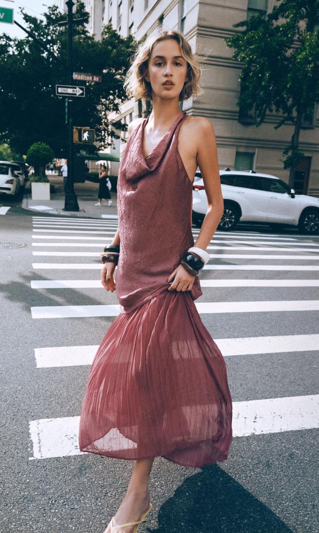 vestido combinado plisado