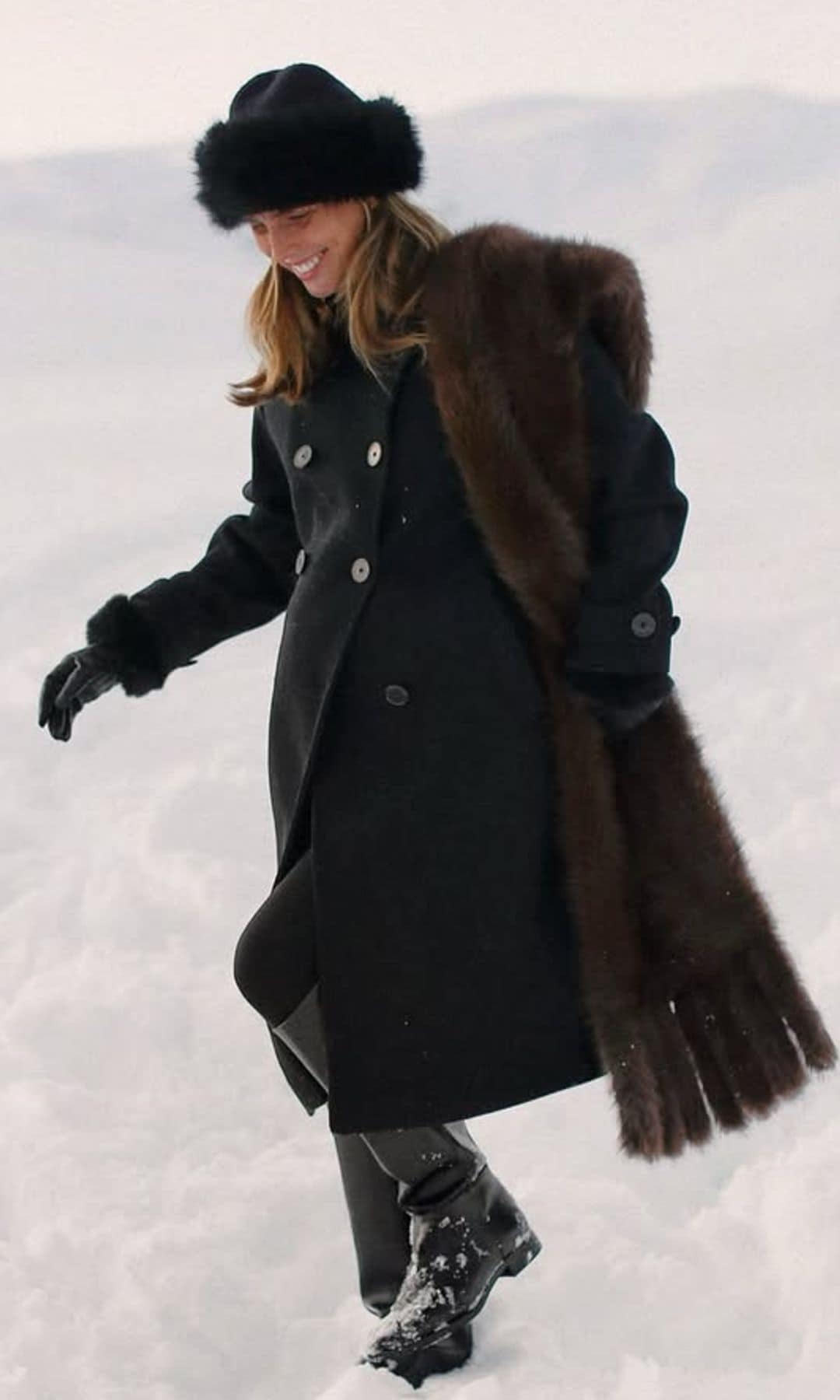 El look de Lucía Bárcena en la nieve: gorro ruso y estola de pelo en la recta final de su embarazo