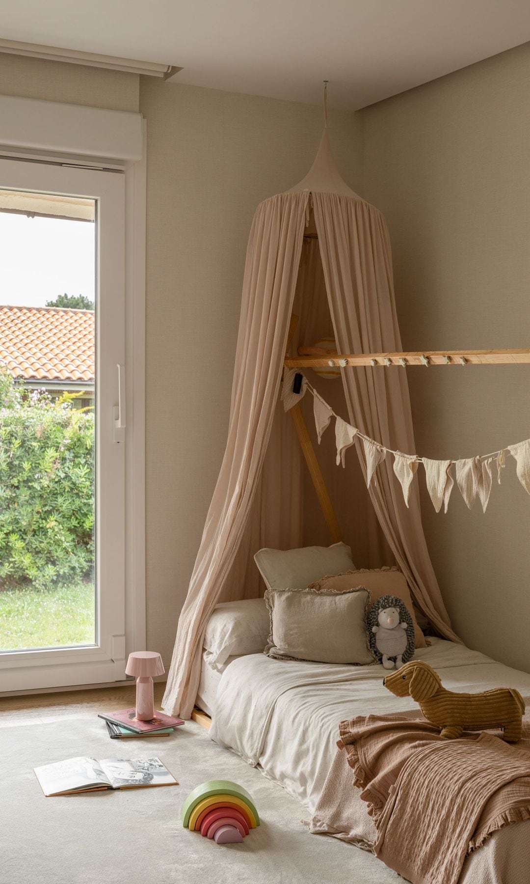 Cama en el cuarto infantil