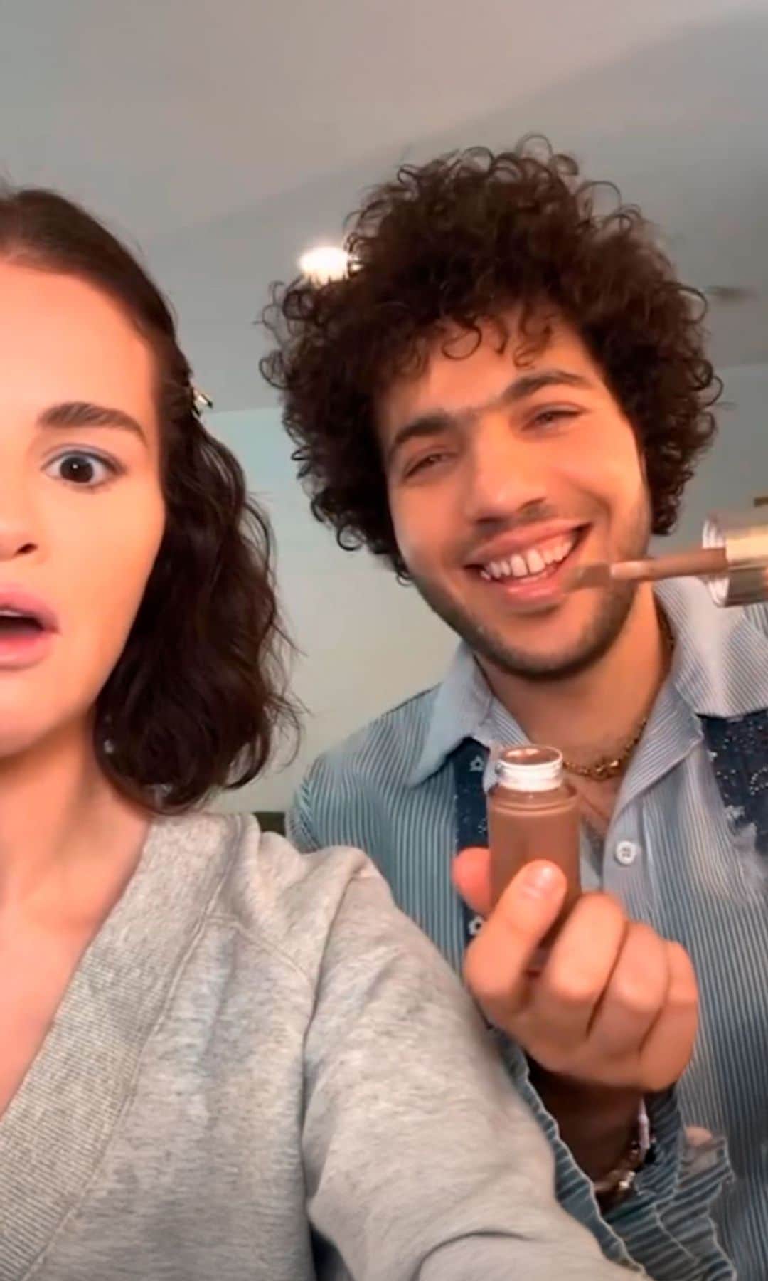 Benny Blanco maquillando a Selena Gomez