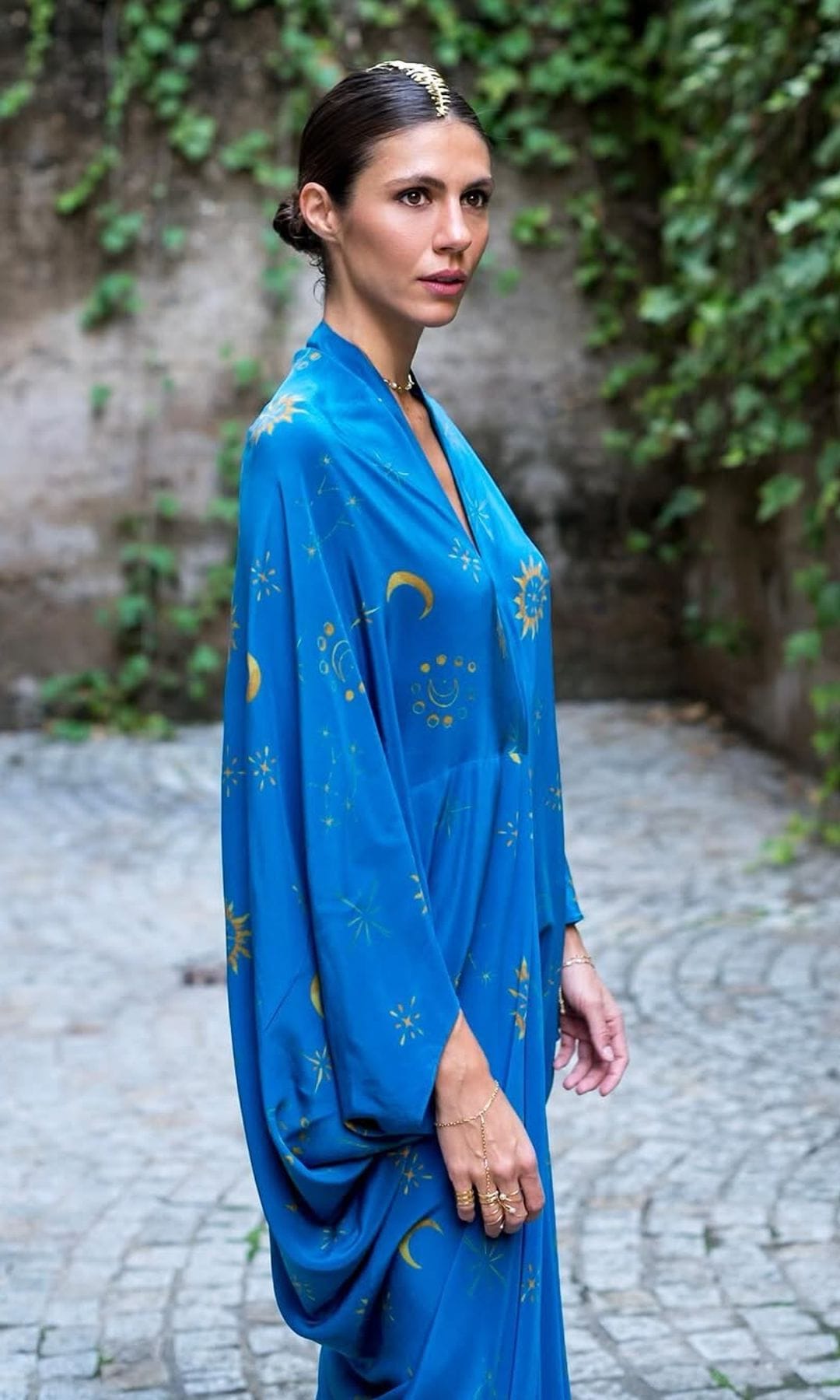 Ana Cristina Portillo con conjunto de invitada en azul