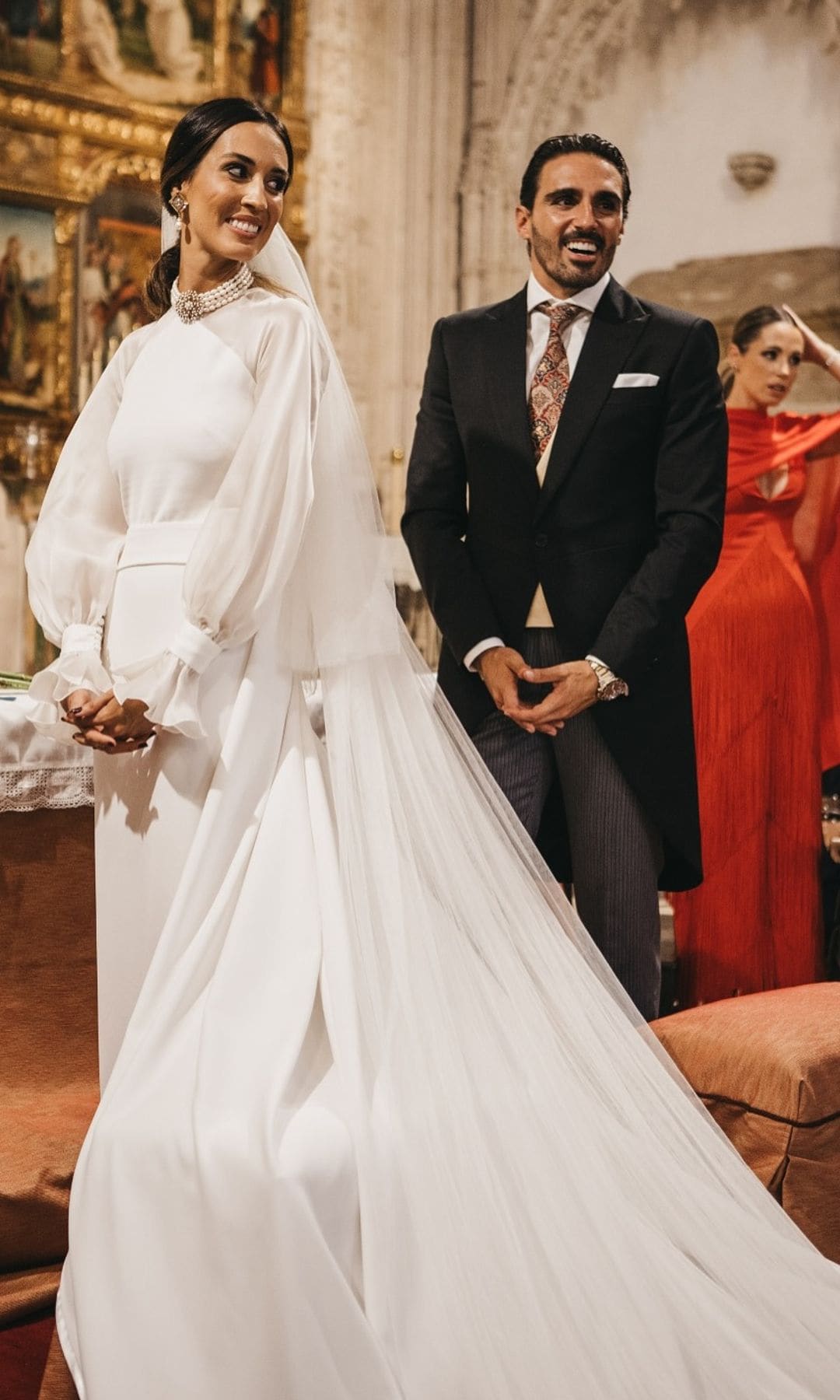 Novia con choker de perlas y camafeo
