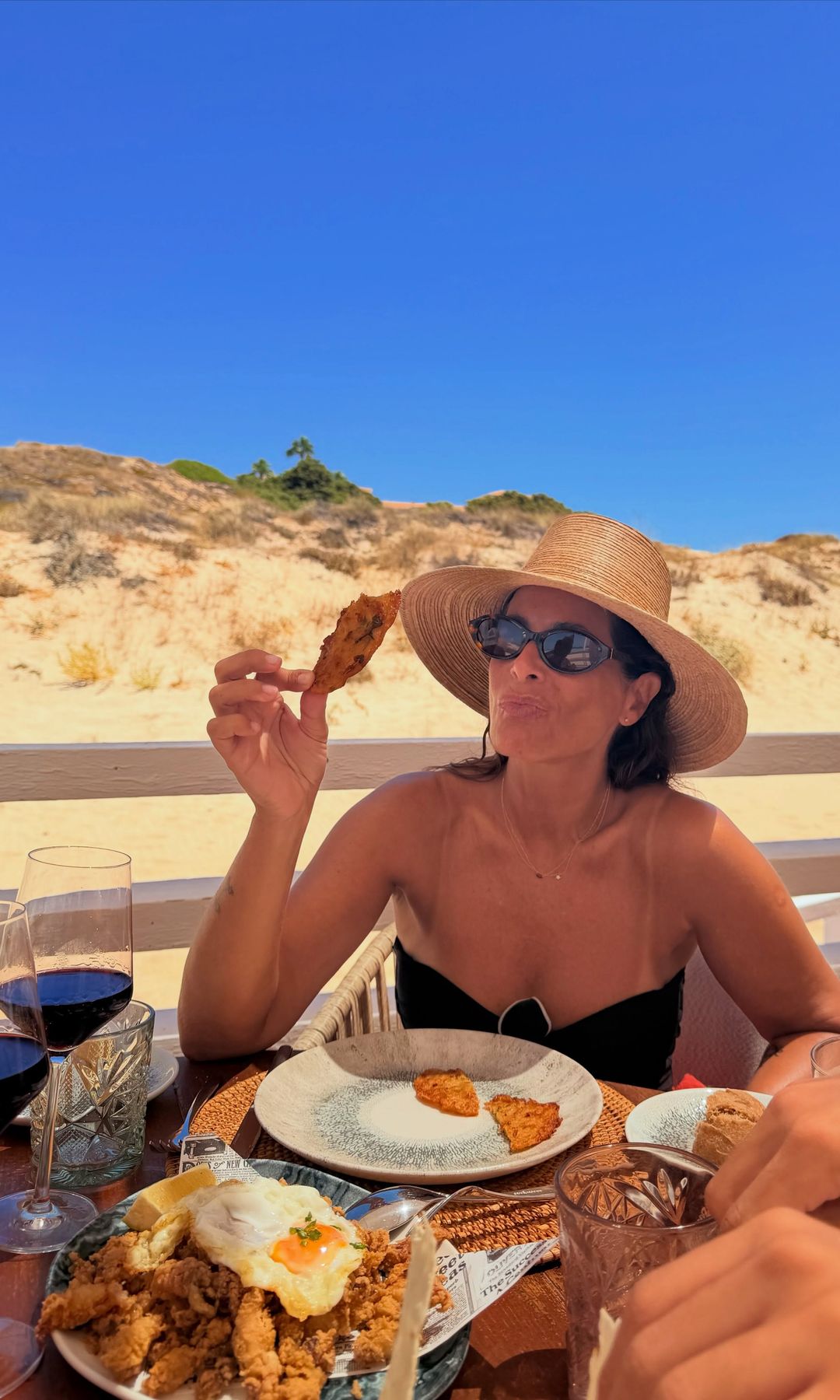 Nuria Roca comiendo en una terraza en sus vacaciones en Cádiz