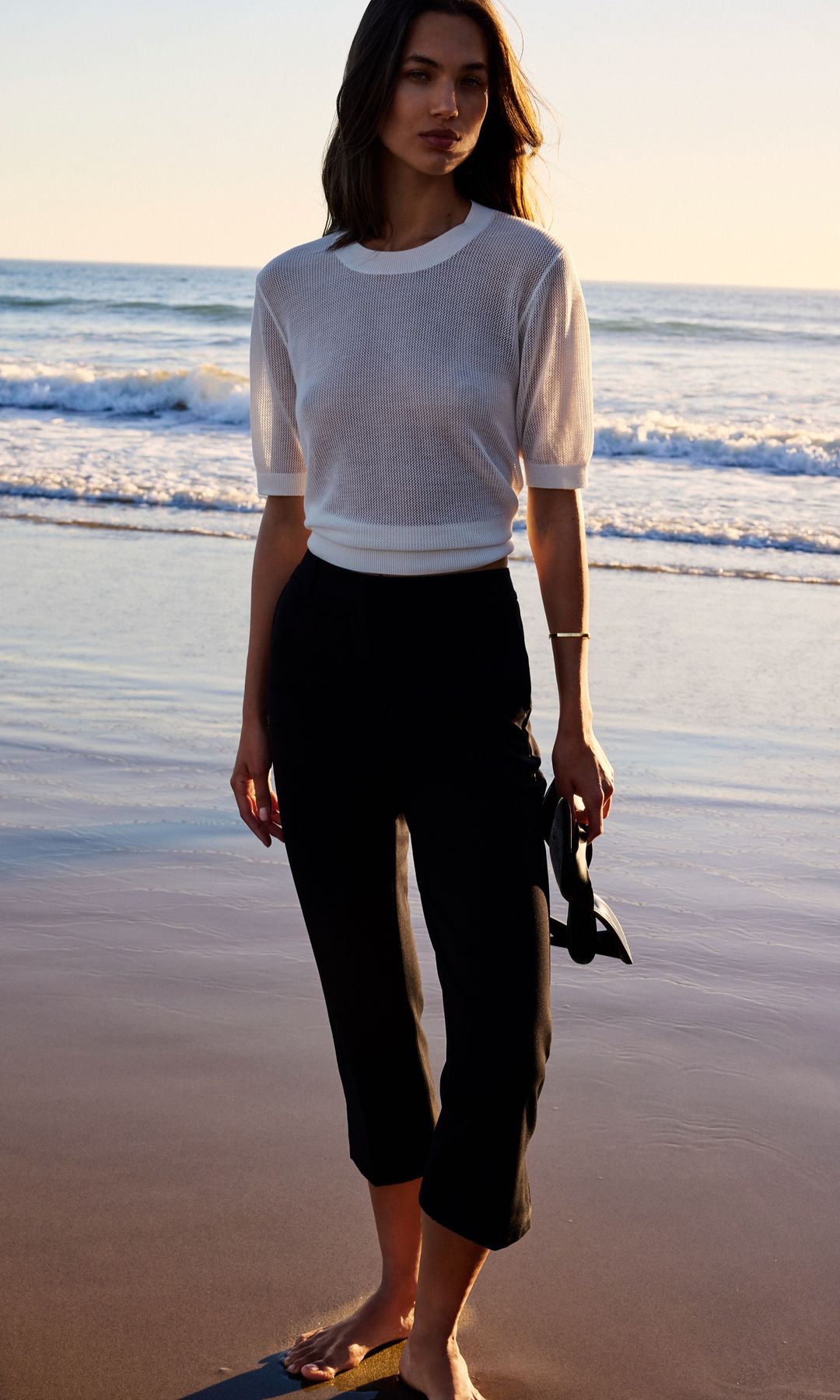 Mujer paseando por el mar