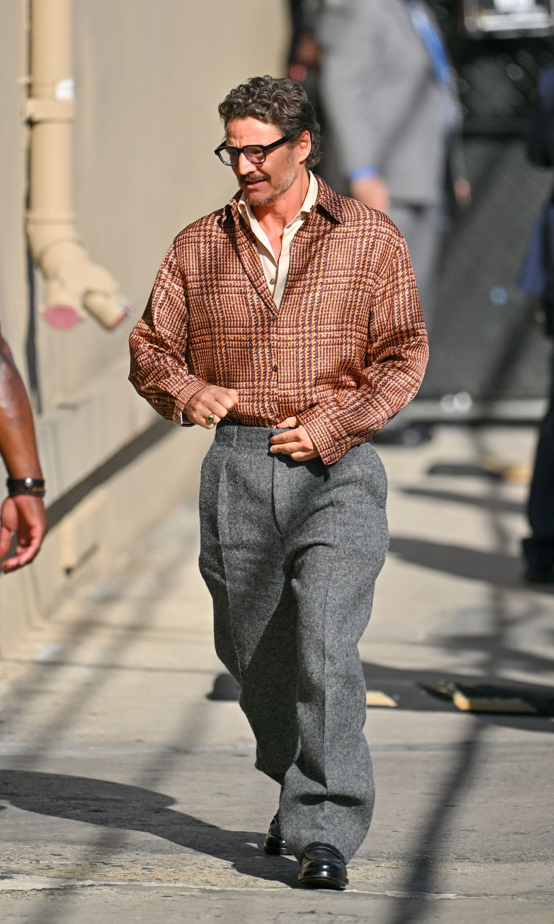 Pedro Pascal se encuentra aprovechando la gira promocional de "The Last of Us" para vestir outfits de impacto.