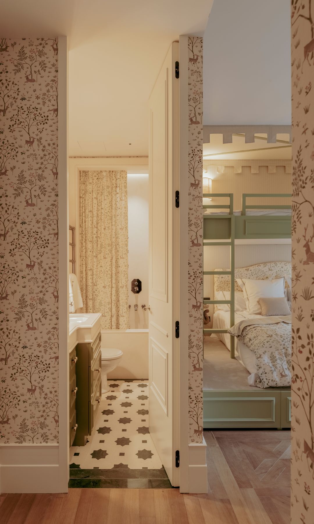 Paso al baño desde el dormitorio