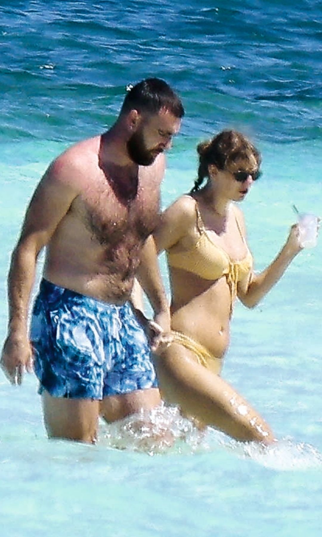 Taylor Swift y Travis disfrutando de un baño en el mar en una escapada juntos 