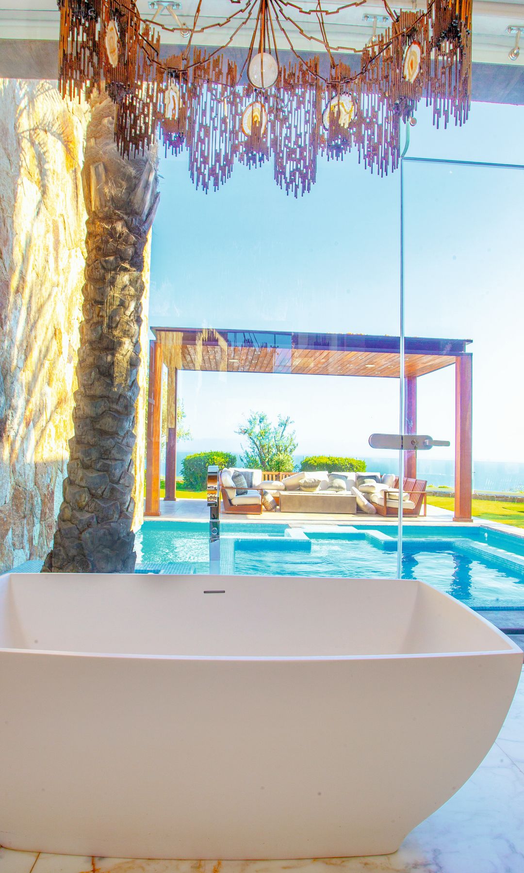 Las vistas a la piscina y al mar desde uno de los cuartos de baño