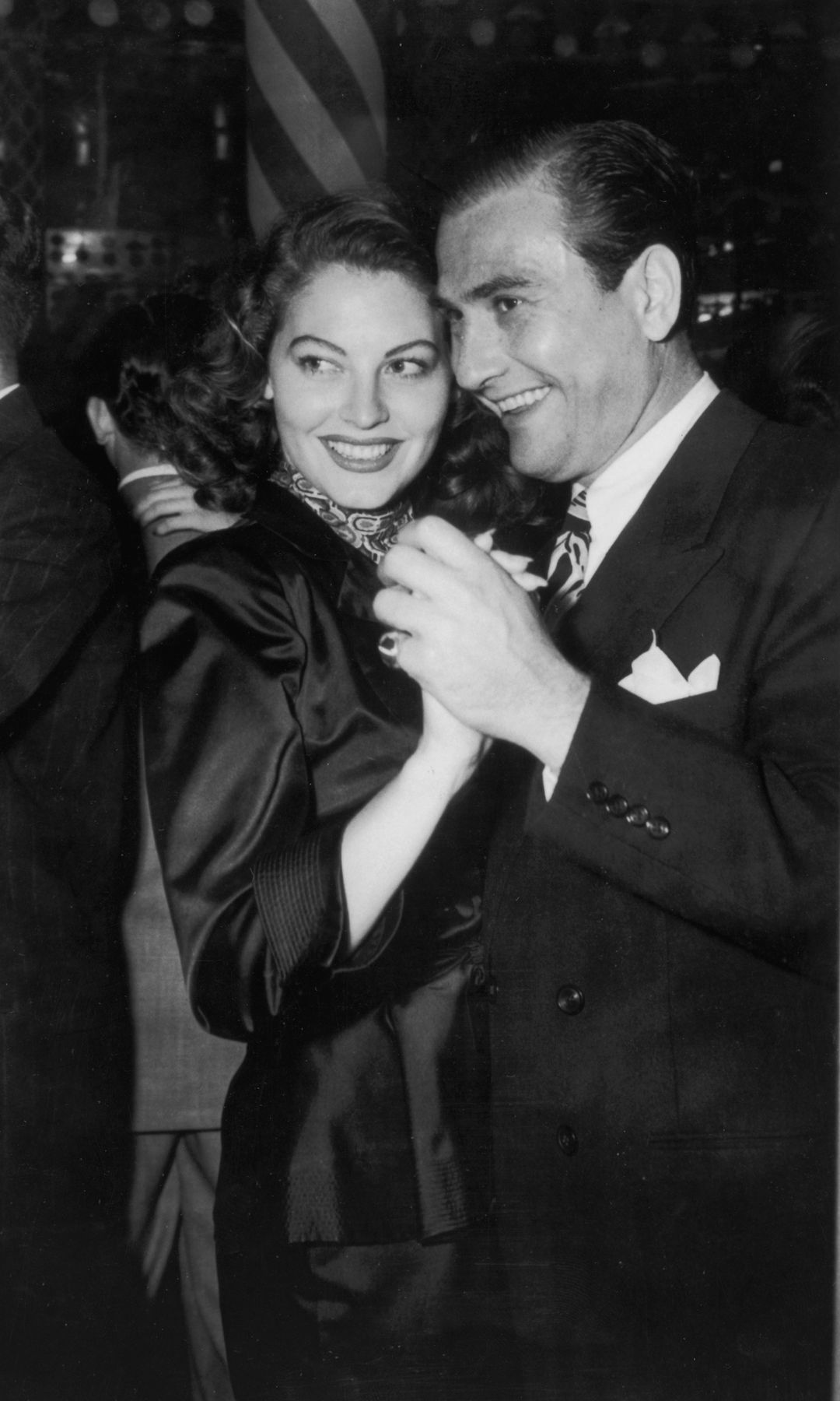 Ava Gardner y Artie Shaw bailando en una de sus salidas nocturnas, meses antes de su boda
