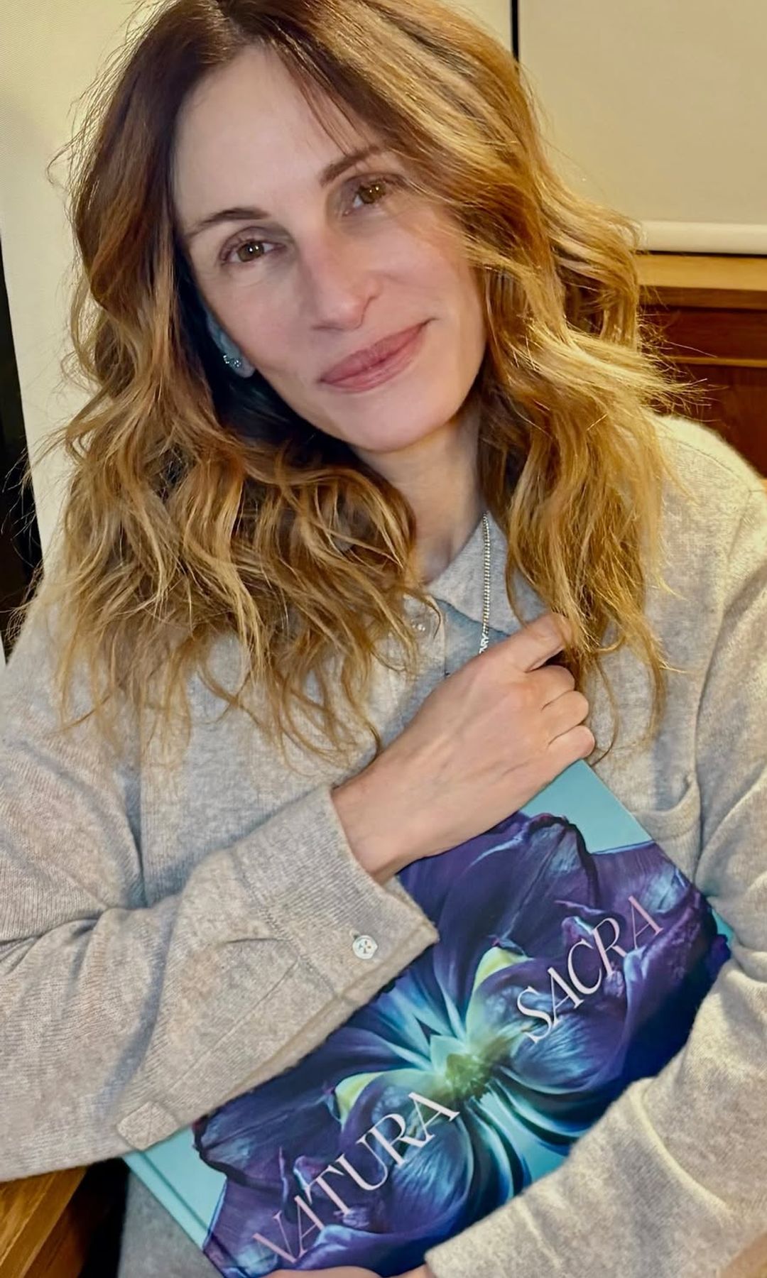 Julia Roberts con el pelo largo y ondas suaves en una imagen informal