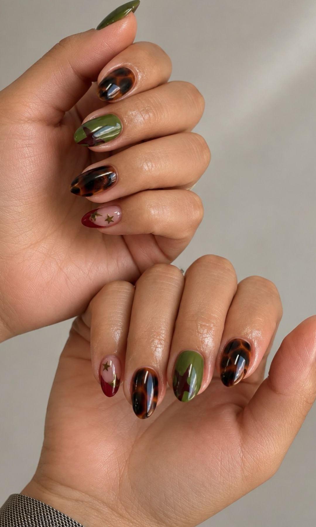 Manicura verde oliva con estampado carey y color burdeos 