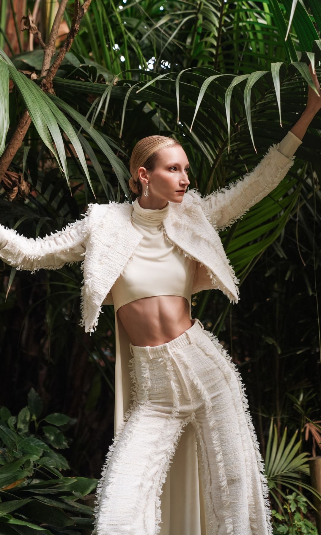 Look de novia con crop top, chaqueta y pantalón de Mariano Moreno