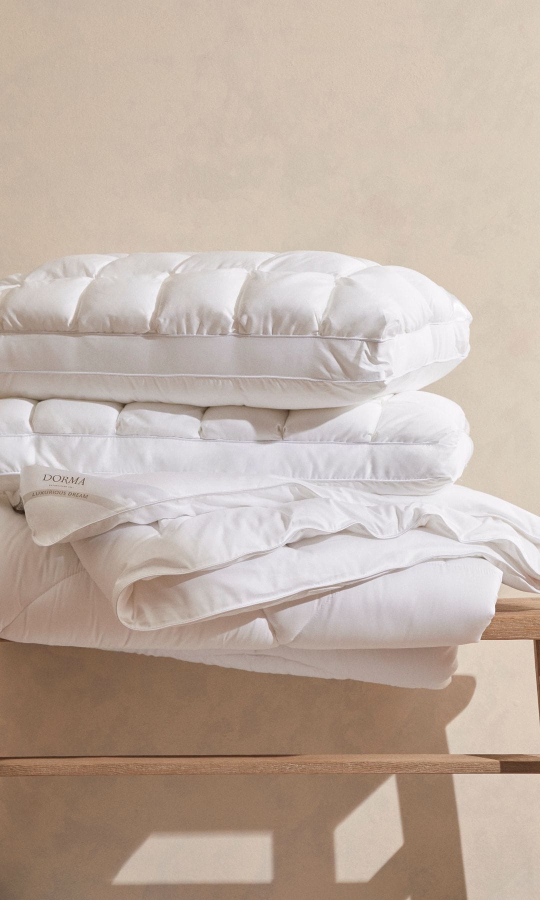 Banco de madera con edredón y almohada