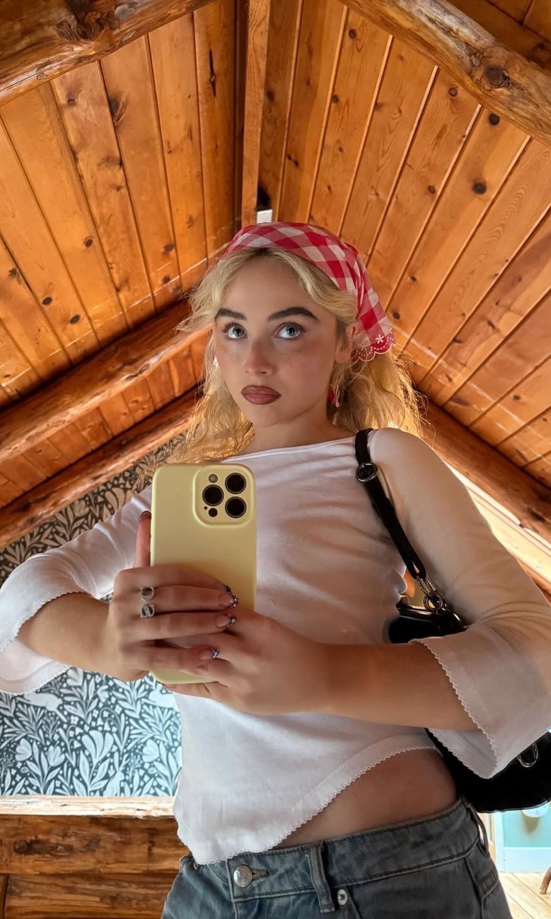 Sabrina Carpenter con su pelo al natural