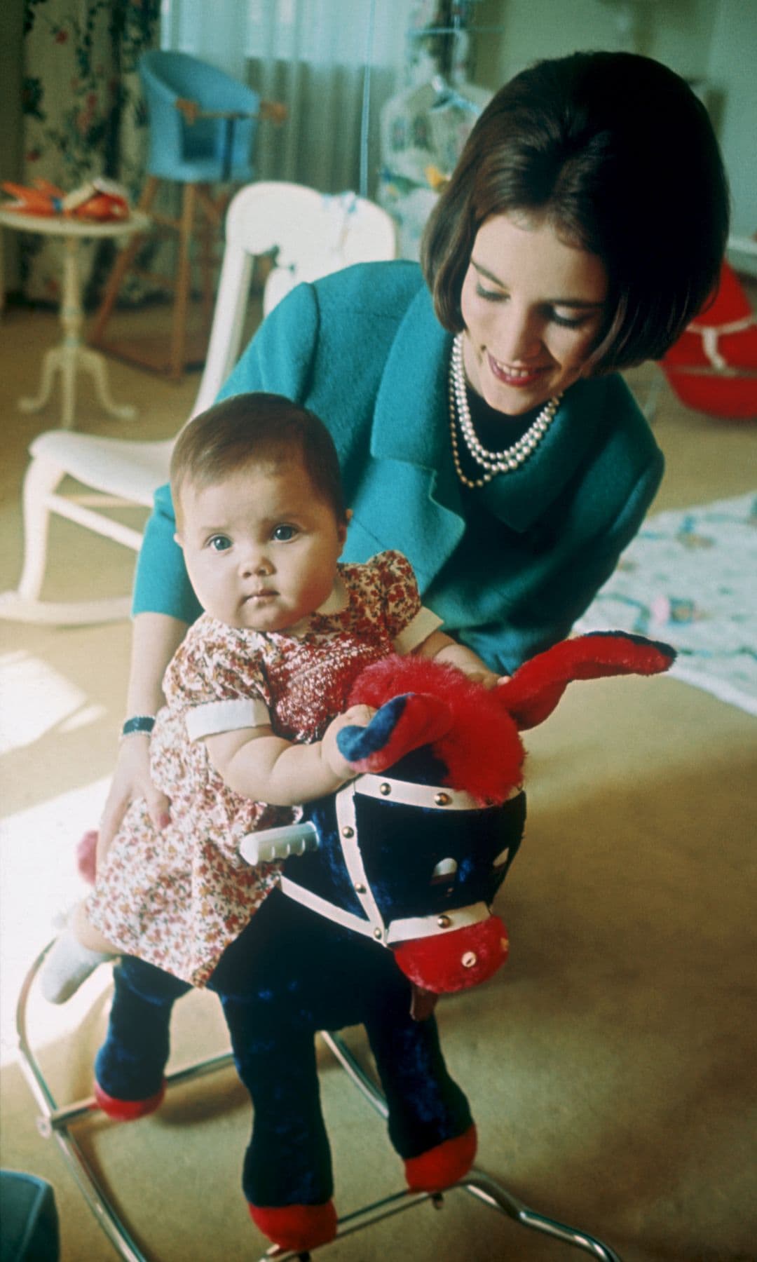 La reina Ana María con la princesa Alexia, su primera hija, en la casa de Tatoi, una de las residencias reales que tenían en Grecia