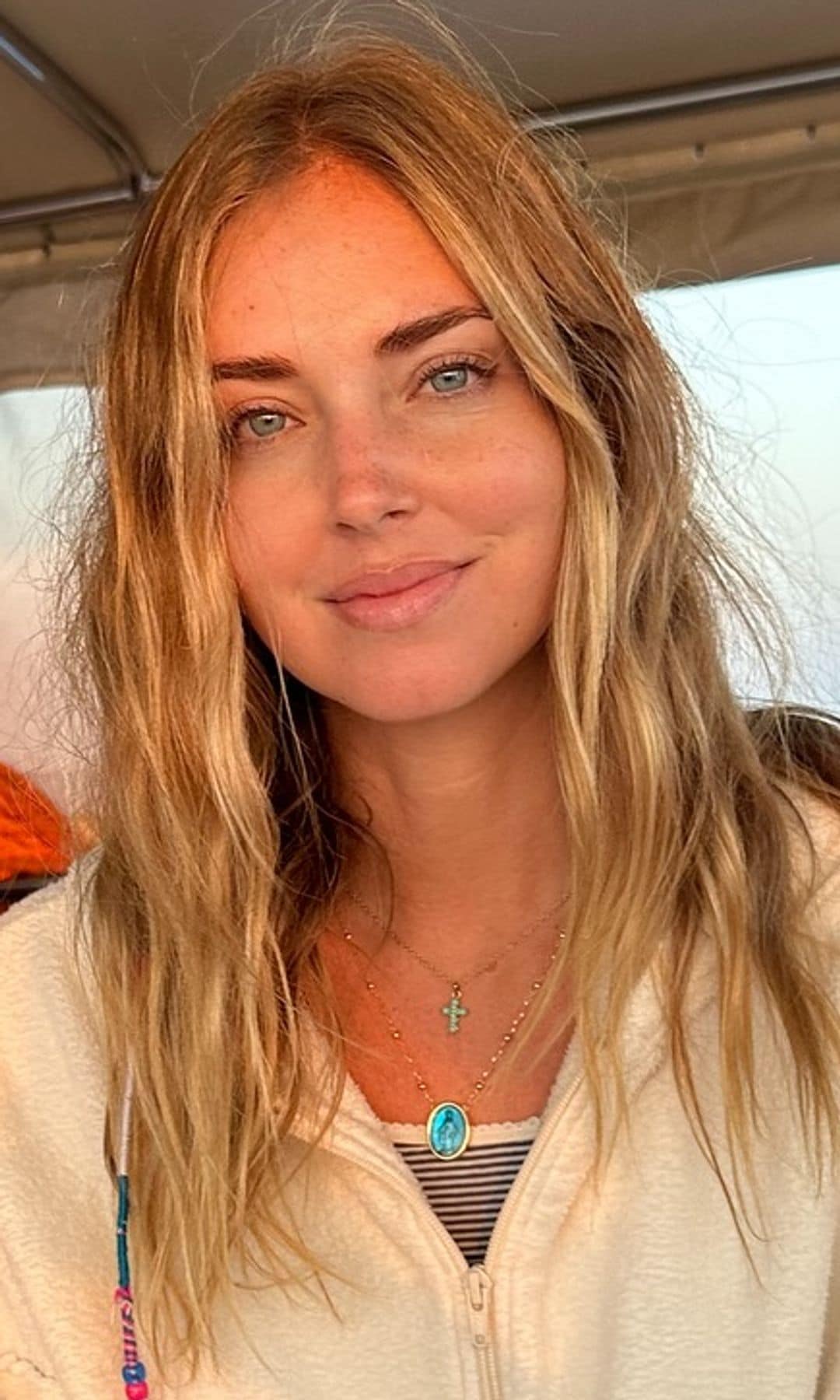 Chiara Ferragni con sudadera en un barco en Ibiza