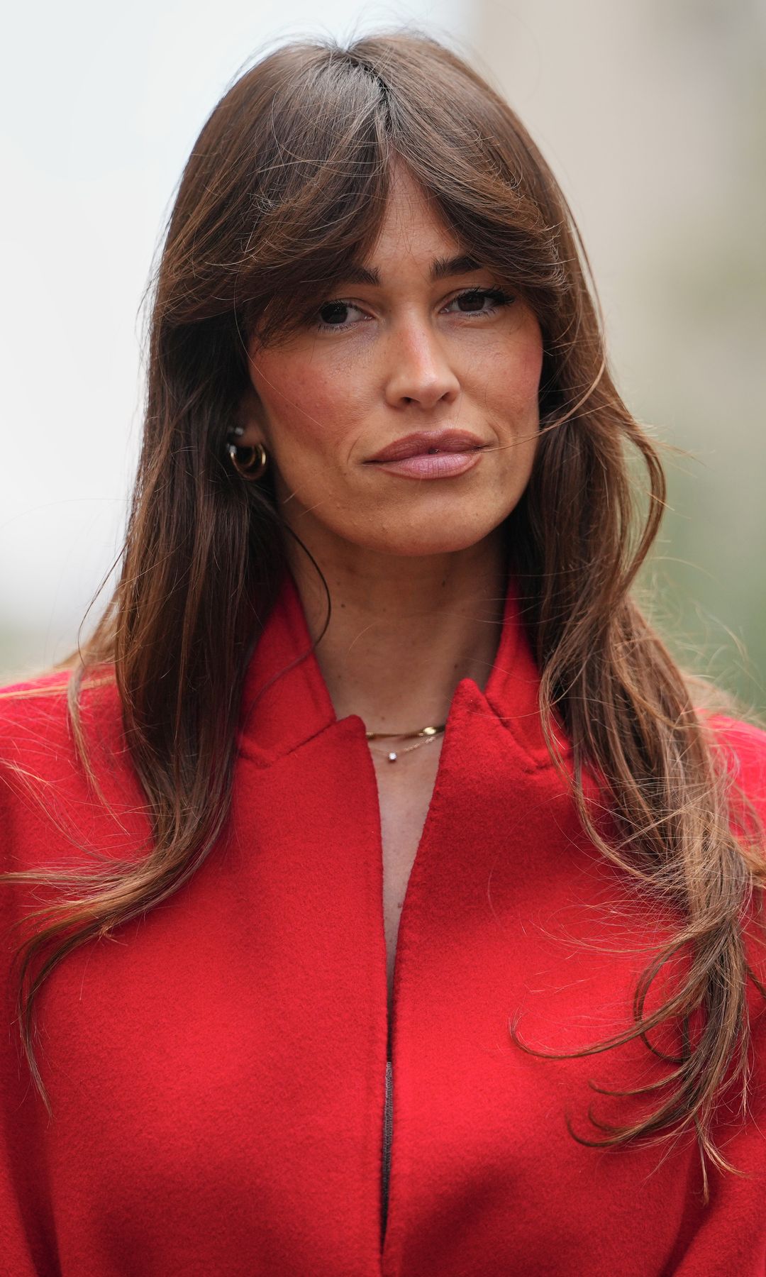Mujer con cabello castaño y flequillo cortina