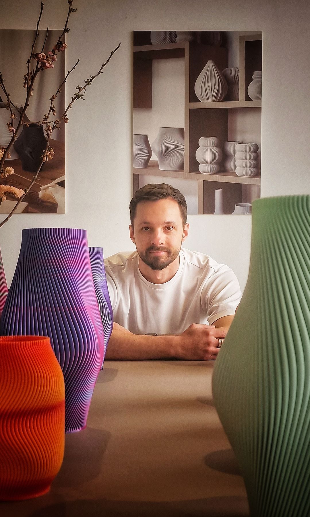 Jarrones de formas y colores hipnóticos, hechos con filamentos sacados del maíz e impresos en 3D, son los que encontramos en la tienda-showroom de Nicolas Gold y Markus Schaffer, fundadores de Sheyn, quienes han creado un nuevo lenguaje estético a través del diseño y la tecnología más vanguardista.