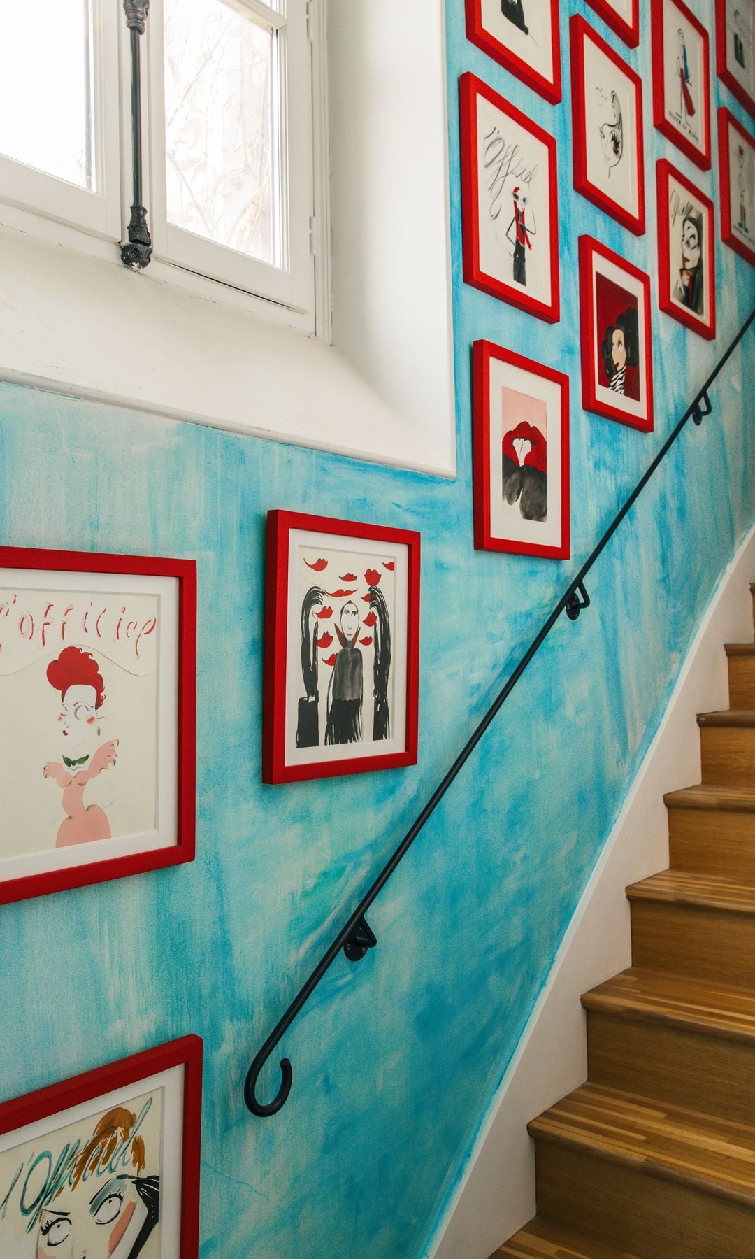   Al lado, la escalera de acceso al piso superior. Todos los rincones reflejan una atmósfera única. La pared está decorada con dibujos de Antonio Pipolini