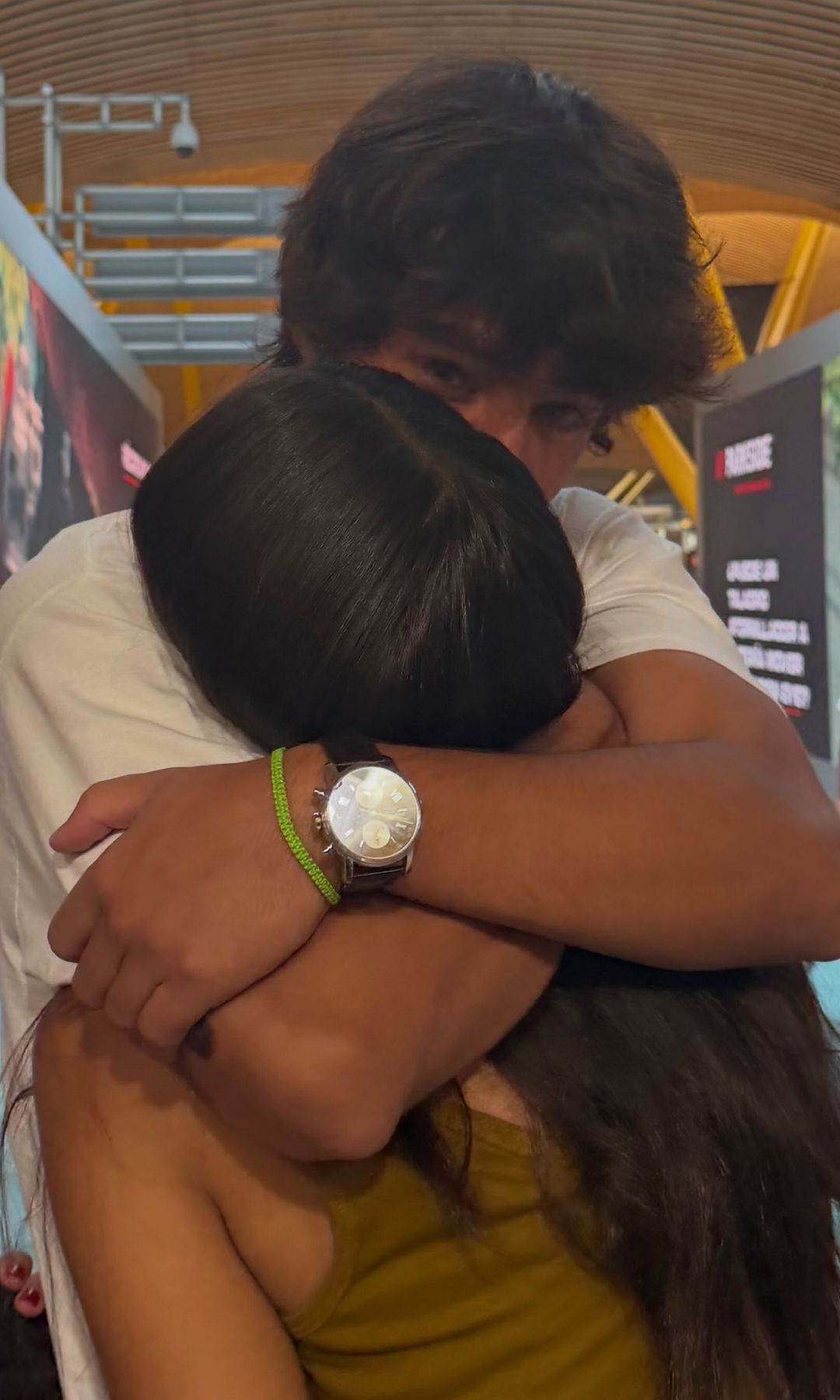 Pau despidiéndose de su hermana Olivia en el aeropuerto