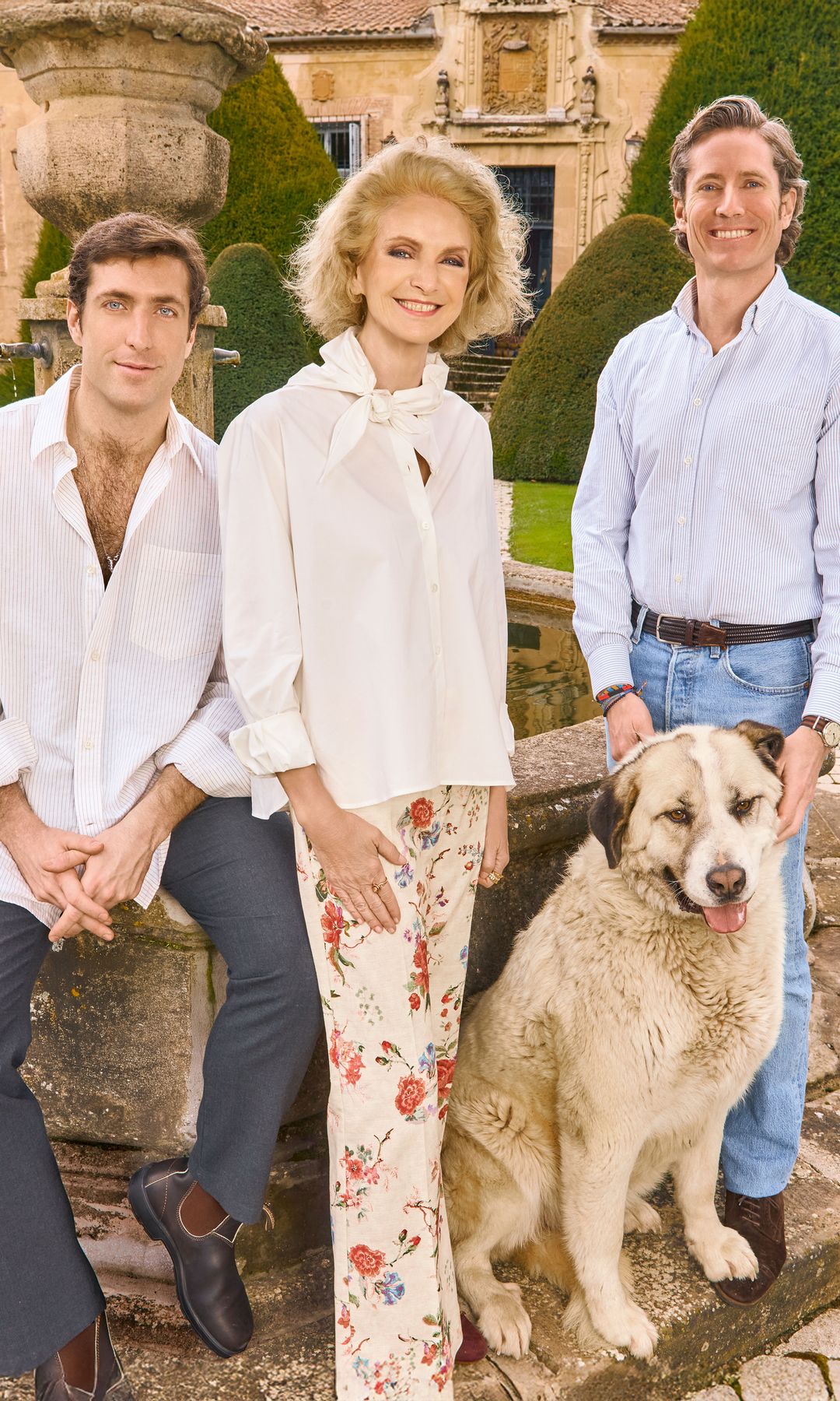 Pilar posa junto a sus dos hijos, Pepito y Tomasito, además de con "Curro", uno de los mastines castellanos puros que custodian la finca.